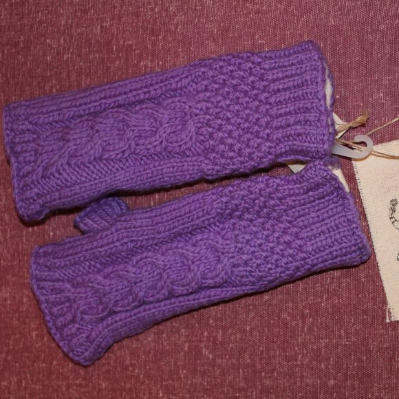 💥 Nepali Merino Cableknit Ultraviolet Handwarmers - Picture 2 of 3